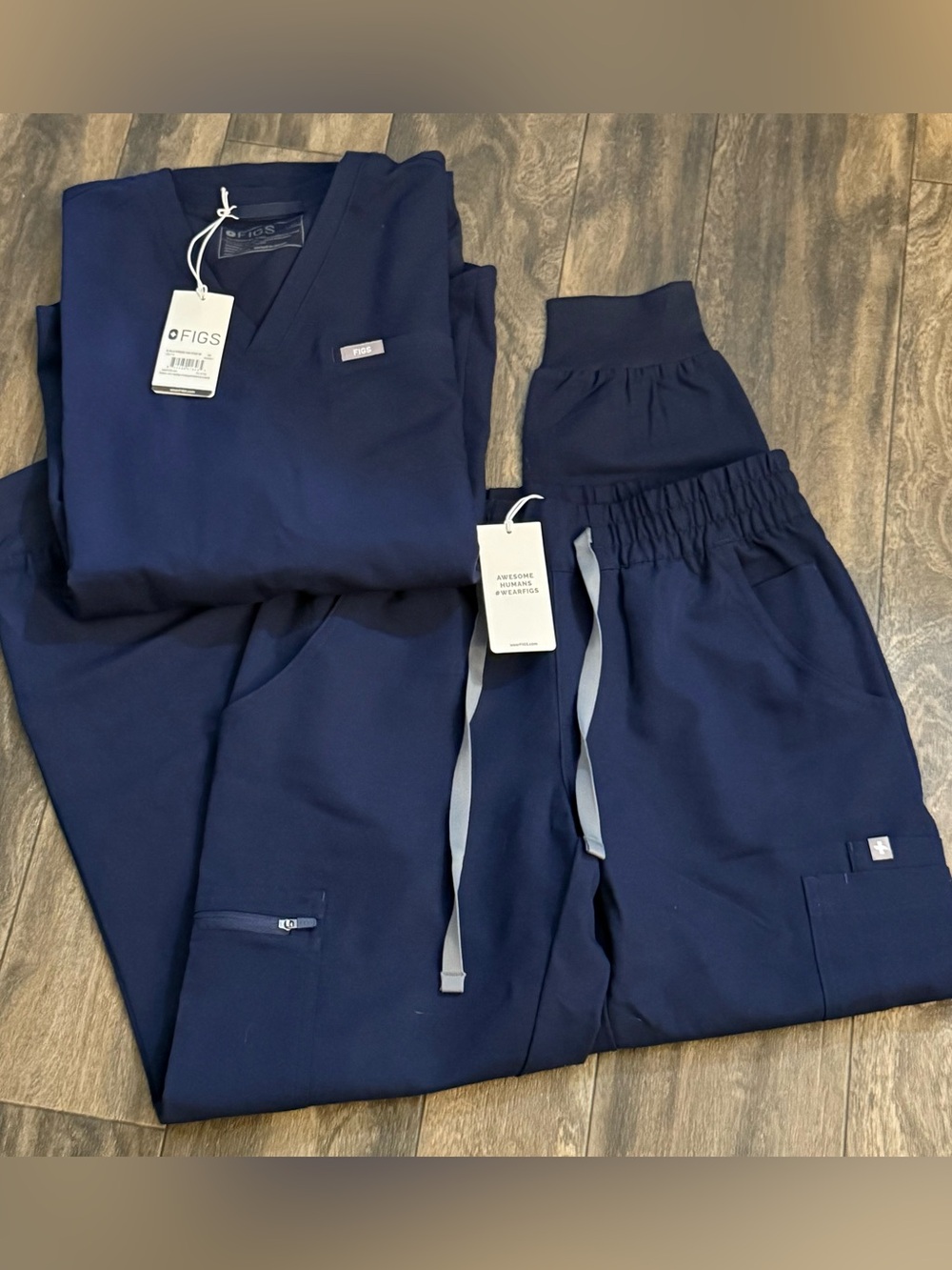 FIGS set women Navy FIGS Zamora joggers & FIGS Catarina scrub top - Picture 2 of 12